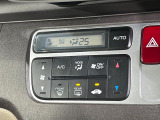 【オートエアコン】一度お好みの温度に設定すれば、車内の温度を検知し風量や温度を自動で調整。暑い&hellip;寒い&hellip;と何度もスイッチ操作をする必要はありません。快適な車内空間には必須の機能ですね♪