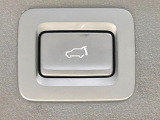 【パワーバックドア】スマートキーや運転席のボタンを押すだけでリアゲートが自動で開閉します!荷物を持っている時や、高い位置にあるバックドアを閉める際に便利な機能です♪