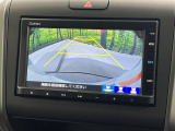 【バックカメラ】駐車時に後方がリアルタイム映像で確認できます。大型商業施設や立体駐車場での駐車時や、夜間のバック時に大活躍!運転スキルに関わらず、今や必須となった装備のひとつです!