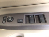 運転席のスイッチで全てのウィンドウの開閉操作を行うことができます。ロックボタンをONにしておくと、運転席以外のウィンドウは作動しないのでお子様を乗せているときなども安心ですね♪