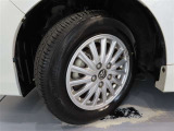 トヨタ純正アルミホイール。タイヤサイズは、195/65R15です。