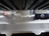 【パンク修理キット】何かがタイヤに刺さった場合、応急的に溶剤を流し込み、小型コンプレッサーでタイヤに空気を注入し、走ることができます。