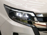 LEDヘッドライトです。デザイン性がよくとても明るいので、夜間の走行や悪天候でも安心です。しかも長寿命!