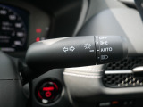 【オートライト】車外の明るさに応じて、自動的にライトの点灯・消灯をしてくれます。トンネルが続くような道でも、スイッチを操作する必要がありません。消し忘れの心配もありません。