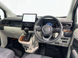 運転席まわりです。 各操作スイッチは使いやすい位置に配置されてます。
