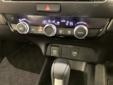オートエアコンがついてますので、お好みの温度をセットするだけで風の強さや風量を自動で調整します。スイッチやダイヤル類も簡単操作で快適に過ごせます。