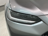 LEDヘッドライトは、点灯の瞬間から最大光量を発揮し、突然暗くなるトンネルなどでの安定感を高めます。