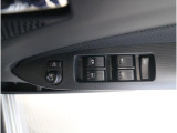運転席には、ドアミラーの開閉および角度調整、集中ドアロック機能、さらには全ウィンドーの開閉操作を可能にするスイッチが一つに集約。運転中でもスムーズかつ効率的に操作でき、安全性と快適性に役立っています