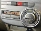 【オートエアコン】一度お好みの温度に設定すれば、車内の温度を検知し風量や温度を自動で調整。暑い&hellip;寒い&hellip;と何度もスイッチ操作をする必要はありません。快適な車内空間には必須の機能ですね♪