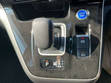 e-POWER専用のシフトレバーは操作しやすく電動サイドブレーキ・ブレーキホールド機能も付いています♪