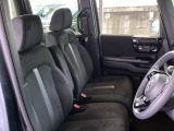 【ベンチシート】運転席と助手席の移動もスムーズ!狭い駐車場での乗り降りや、お子様の乗り降りにも便利です。座席の間にコンソールボックスやドリンクホルダーがないため、車内空間が広く感じます。