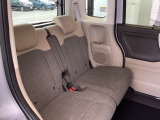 ホンダ車の低床ボディは、チャイルドシートへのお子さまの乗降や荷物の積載もスムーズ。後席にも左右分離式のアームレストがついております。ゆっくりおくつろぎいただけます。