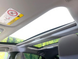 【パノラマルーフ】大型のガラスルーフ搭載で車内の解放感が一気にアップ!開放的なドライブをお楽しみいただけます。