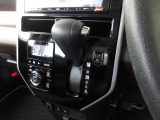 インパネシフトだから視線の移動も少なく足元もスッキリ。運転席もゆったりしているのでゆとりを持ってドライブできますね。