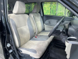 運転席まわりには十分なスペースがあり、大柄な方でもゆったり運転していただける環境です。