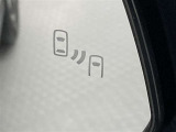 ブラインドスポットモニター(BSM)を装備しています。隣を走る車両が死角に入るとミラー内LEDインジケーターが点灯。さらに、ウィンカーを出すとインジケーターが光って点滅して注意を促してくれます。