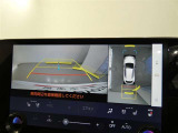 【全周囲モニター】車を上空から見下ろしたような映像をカーナビ画面に映し出し、車庫入れや縦列駐車をサポートしてくれます。