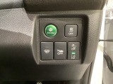Hondaセンシング用の、VSA(ABS+TCS+横滑り抑制)解除と路外逸脱抑制機能のオンオフスイッチなどはハンドルの右側に装備しています。燃費に役立つECONボタンもここです。