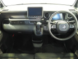 操作性に優れた運転席となります!小物入れや各ボタンの配置にこだわり、使いやすいです!座り心地もよく視認性も良好なのでロングドライブもお任せ下さい!