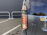 エマージェンシーストップシグナル。追突事故を減らすために、急ブレーキを後続車にお知らせします。