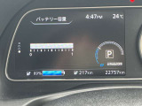 EVドライブに欠かせないバッテリーの状態をはじめ、ドライバーが必要とする情報をグラフィカルに表示する7インチカラーディスプレイ。バッテリーは12セグメント残ってます。