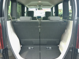 フル乗車時でも十分な荷室です。