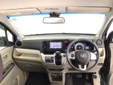 【前方視界】開放的な前方視界!運転がしやすく疲れにくいです♪窓が大きく、見通しがとっても良いおクルマですよ♪