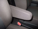 運転席にはアームレストがあります!