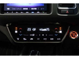 オートエアコンは左右席で独立温度コントロールが可能です。運転席はキンキンに冷やして助手席はマイルドにと言った設定が可能です☆暑さ寒さでケンカすることもなくなりますね♪