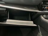 車検証入れになどにも使える便利な収納BOXあります。