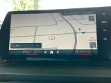 人気のヘッドアップディスプレイ!現在の車速、ナビゲーション・システムによるルート案内の矢印表示、チェック・コントロール、前車接近警告など、さまざまな情報をドライバーの視界内に直接表示いたします!