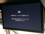 【フリップダウンモニター】大画面モニターで後席でもエンタメをお楽しみいただけます。小さなお子様にも大人気の装備です♪