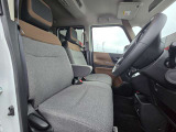 運転席と助手席はウォークスルーで移動できます。