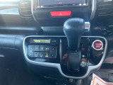 シフトノブはインパネに配置されているので、運転席&hArr;助手席の移動が簡単。