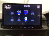 HondaCONNECT対応の便利なナビディスプレー。お持ちのスマートフォンと連携して、ナビやBluetoothでの音楽再生が可能です。デザインはもちろん、操作性も良好です。