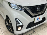 【LEDヘッドライト】悪天候や夜間走行時も良好な視界を確保し安心して運転できる高輝度LEDヘッドライトを装備!点灯速度が早く、消費電力も抑えられています。