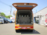バックドアは雨でも荷が濡れにくい上開き跳ね上げ式。アウトドアなど道具の積みおろしもスムーズ!