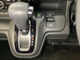 CVT車のセレクトレバーです。低速から高速まで、変速ショックのないスムーズな走りと、エンジン効率のよい領域を維持して燃費にも貢献します。サイドブレーキはスイッチ操作の電子制御パーキングブレーキです。