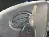 【キーレス】少し離れた場所からでもボタン一つでドアの開錠・施錠ができるのでとっても便利!ドアの鍵穴周りに傷をつけることもありません♪