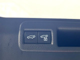 【パワーバックドア】スマートキーや運転席のボタンを押すだけでリアゲートが自動で開閉します!荷物を持っている時や、高い位置にあるバックドアを閉める際に便利な機能です♪