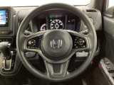 ハンドルにHondaセンシング系のクルーズコントロールやレーンキープアシストなどのスイッチと、オーディオの操作スイッチが装備されています。ハンドルから手を離さず安全に操作できます。