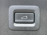 【パワーバックドア】スマートキーや運転席のボタンを押すだけでリアゲートが自動で開閉します!荷物を持っている時や、高い位置にあるバックドアを閉める際に便利な機能です♪
