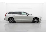 V60の印象的な佇まいは、ディテール処理のわずかな違いによって生み出されています。彫の深いボディーサイドは、鍛え抜かれたキャラクターを浮かびあがらせています。