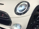 ●LEDヘッドライト:夜間走行時も良好な視界を確保し安心して運転できる高輝度LEDヘッドライトを装備!点灯速度が早く、消費電力も抑えられています。