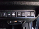 パーキングセンサーや横滑りを防ぐVSA等のスイッチ類は運転席の右側、手の届きやすい位置にあります。