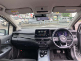 すっきりした運転席周りにはナビやエアコンの操作パネルを設置しておりますので、お一人での運転でもご安心できます。