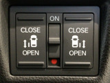 【両側パワースライドドア】両側がパワースライドドアになっており、運転席のスイッチやスマートキーでも開閉が可能です!開口部も広いので乗り降りも楽々♪