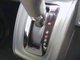 インパネシフトだから視線の移動も少なく足元もスッキリ。運転席もゆったりしているのでゆとりを持ってドライブできますね。