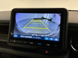 リバースギアに入れるだけで後方の表示へ切り替わります。夜間や雨の日の駐車も楽になりますよ。