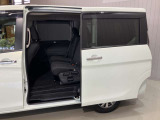 【両側オートスライドドア】子供を乗せたりするのにも隣のお車を気にせずストレスフリー★雨の日などはリモコンキーからドアの開閉ができて、とても便利な両側オートスライドドア★